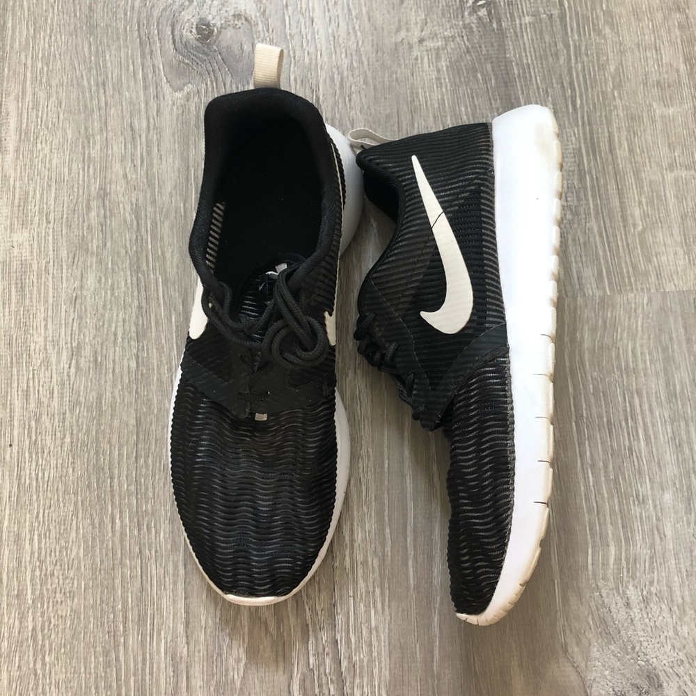 NIKE roshe shoes